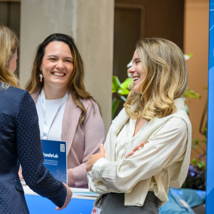 Diskussion zwischen drei Frauen auf einer AI-Konferenz