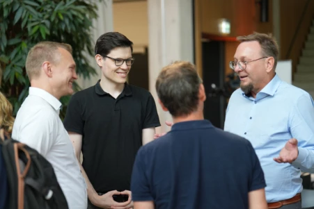 Gruppe von vier Männern, die über KI-Themen diskutieren