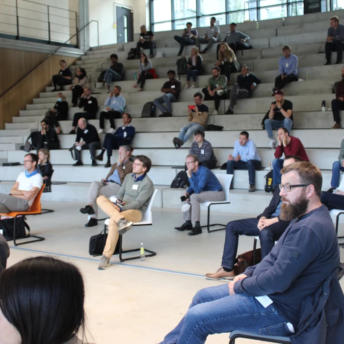 Blick auf das Auditorium im Munich Urban CoLab während einer Konferenz.